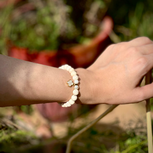Clover white stone bracelet