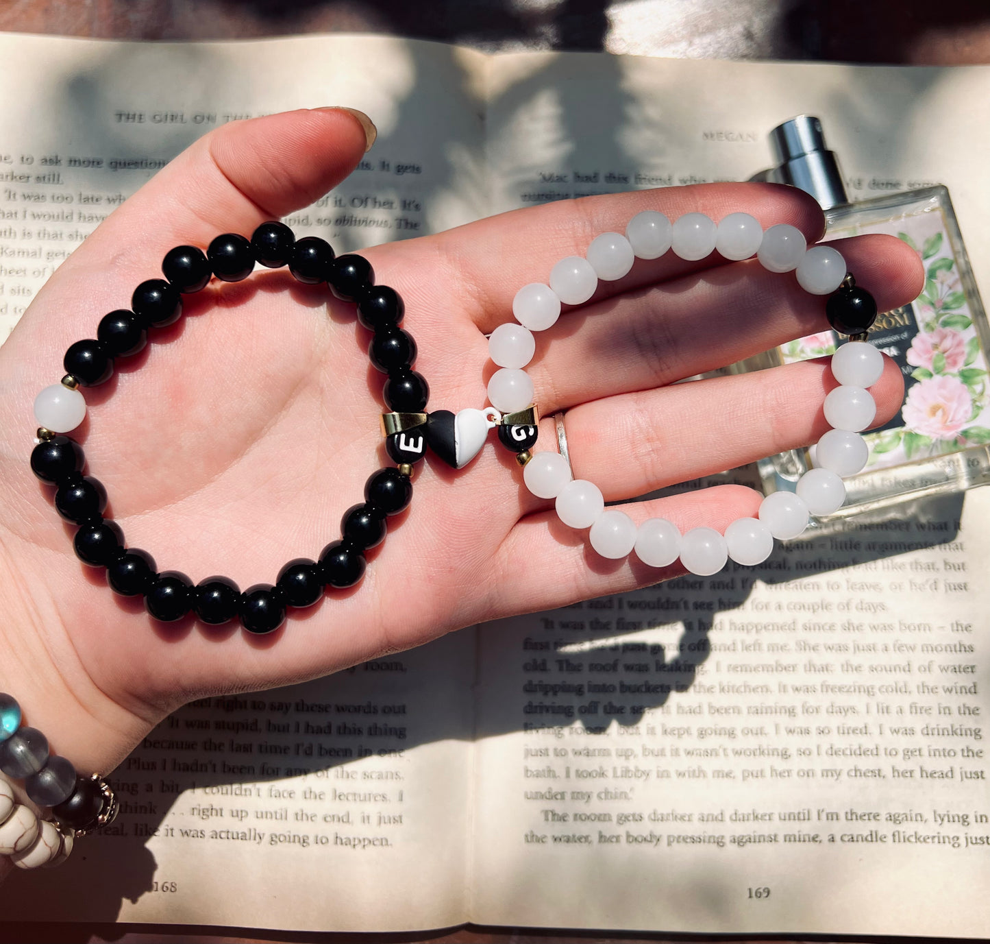 Magical magenta bracelets black / white