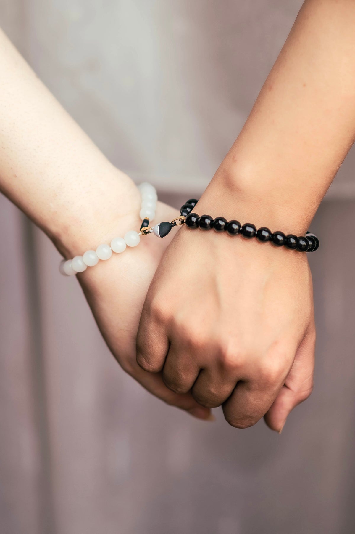 Magical magenta bracelets black / white
